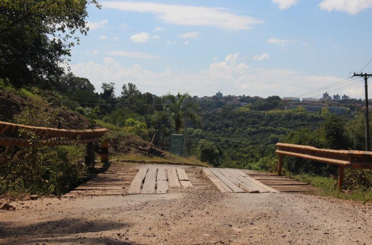 Trânsito é interrompido em ponte no Vale dos Vinhedos para obras