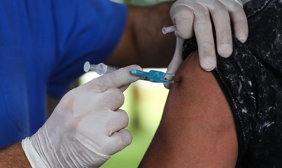 Vacinas contra gripe e coronavírus não podem ser aplicadas no mesmo dia