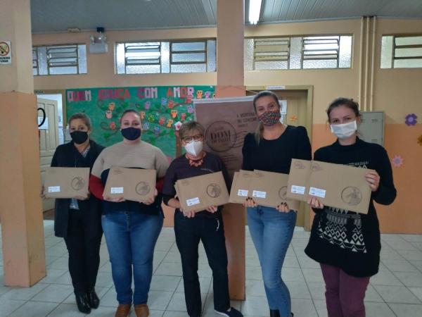 Alunos da Rede Municipal de Ensino recebem kits literários do Clube de Assinaturas da Dom Quixote