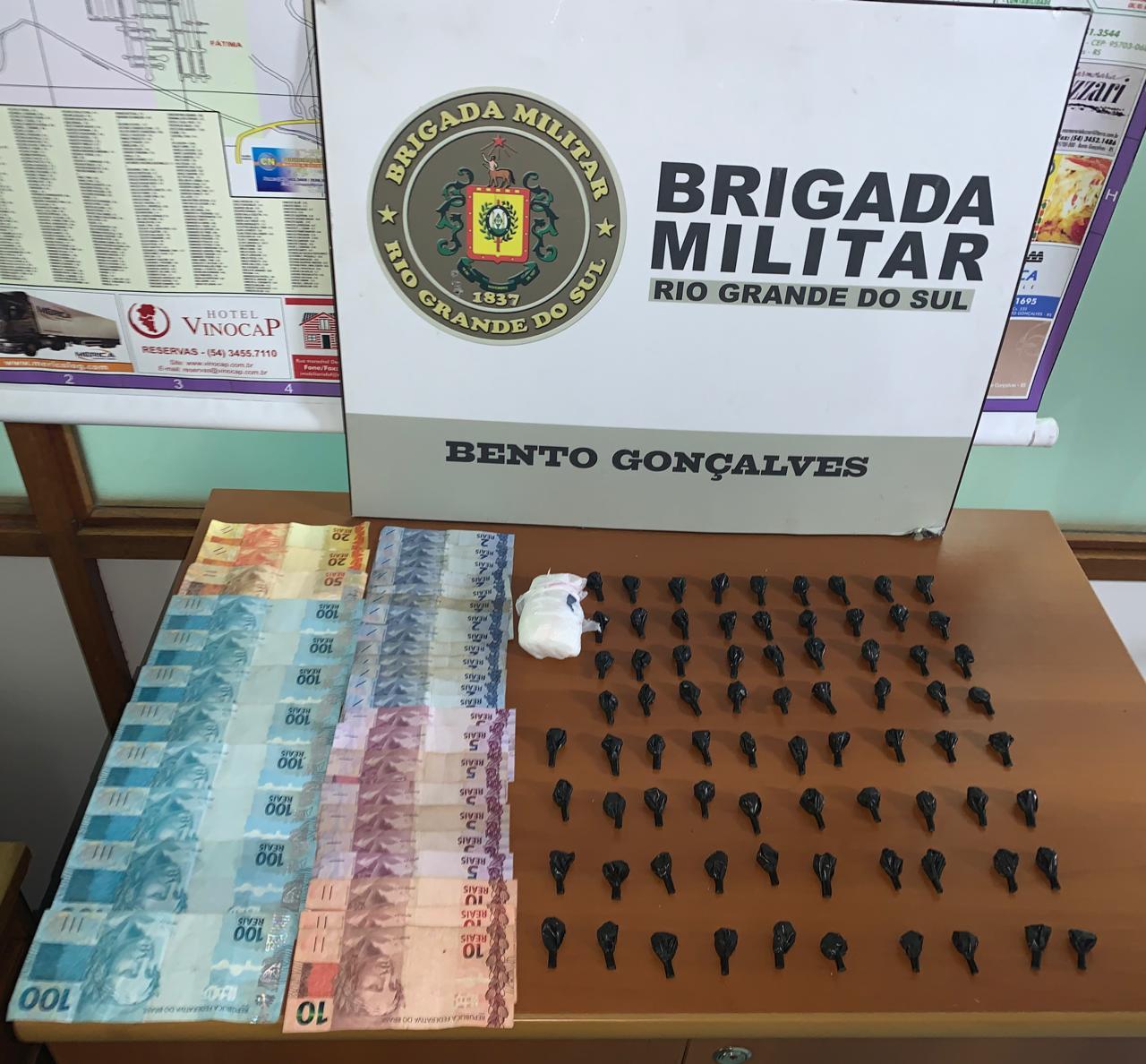 BM prende jovem com quase 70 buchas de cocaína em Bento