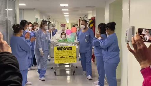 Com homenagens à equipe, paciente recebe alta da UTI após 82 dias no Tacchini