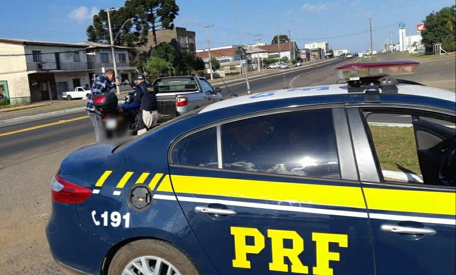 Embriagado, sem habilitação e sem capacete, motociclista é preso em Vacaria