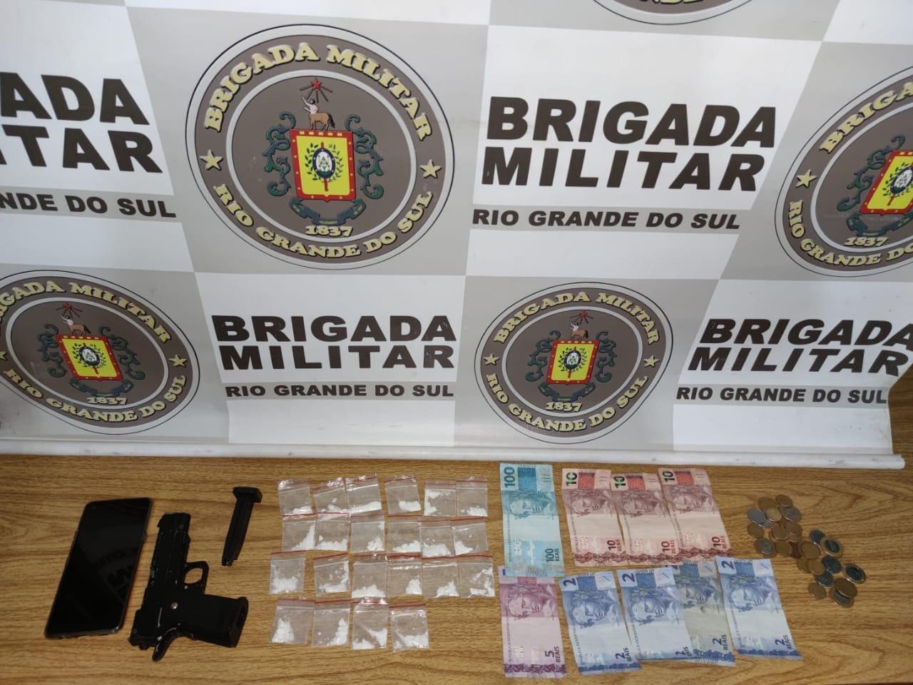 Homem é preso com drogas e simulacro durante operação da BM em Bento