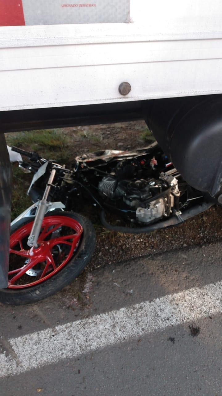 Motociclista morre após colidir contra caminhão em Bento