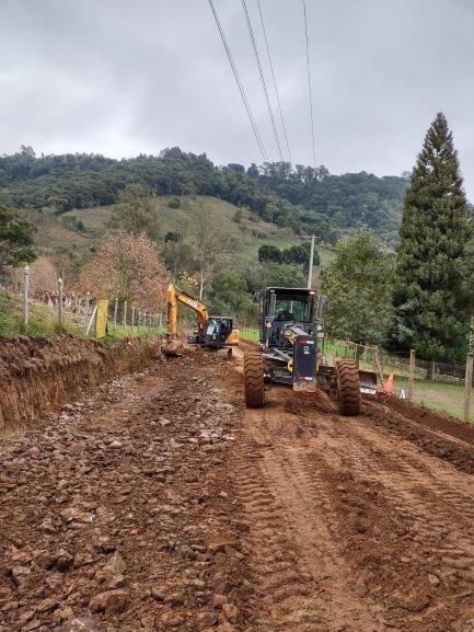 Agricultura e subprefeituras realizam trabalhos de alargamento de estrada no distrito de São Pedro em Bento