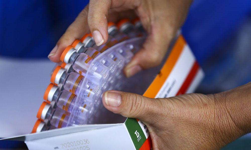 Governo do RS entrega 336,8 mil doses de vacina contra a Covid aos municípios