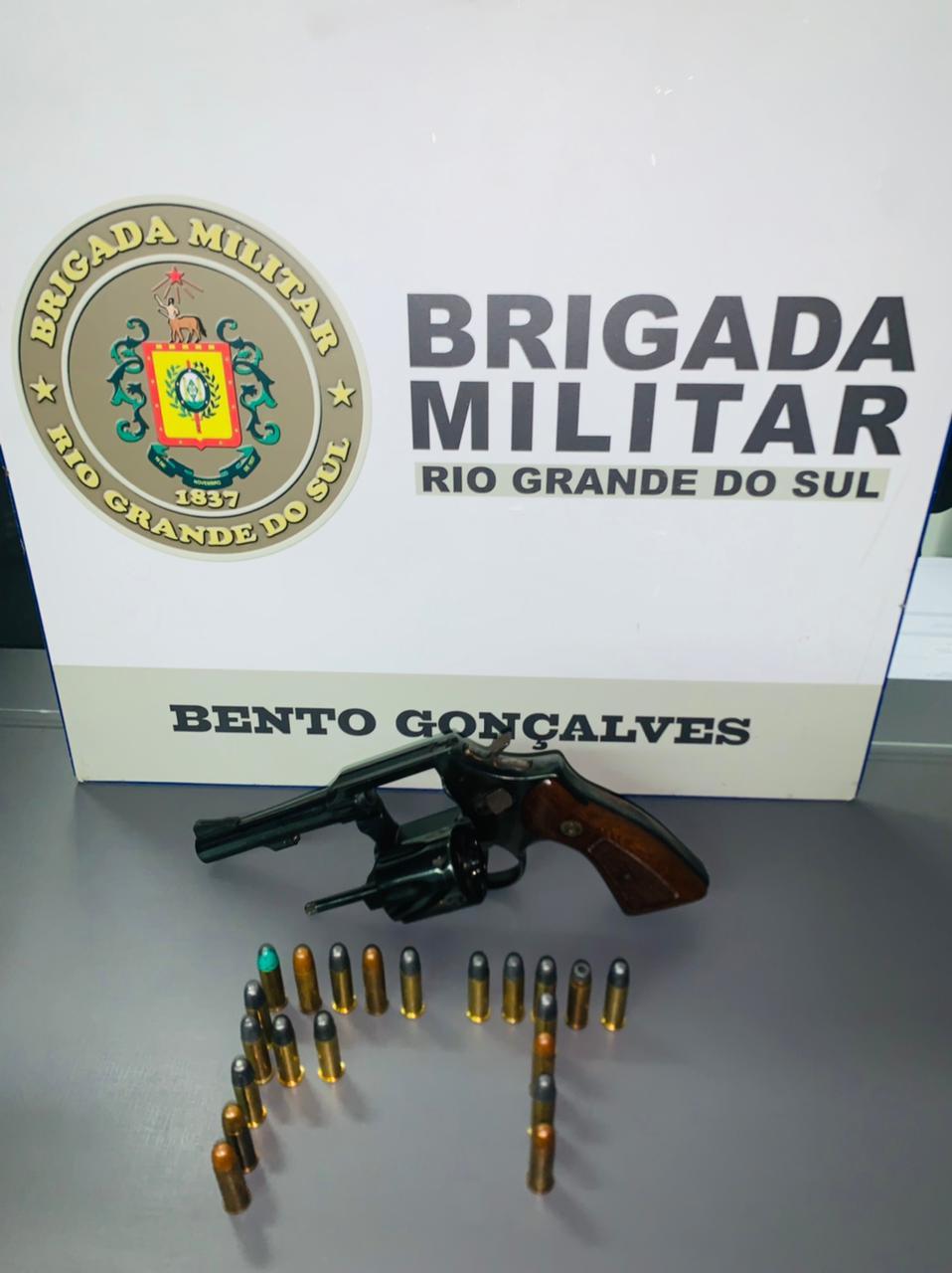 Homem é preso com arma descumprindo medida protetiva em Bento