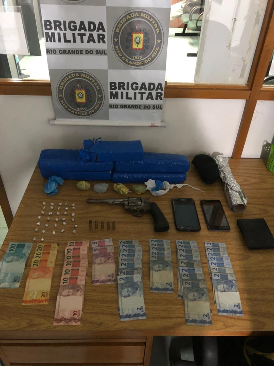 Homem é preso pela BM com revólver, drogas e dinheiro em Bento