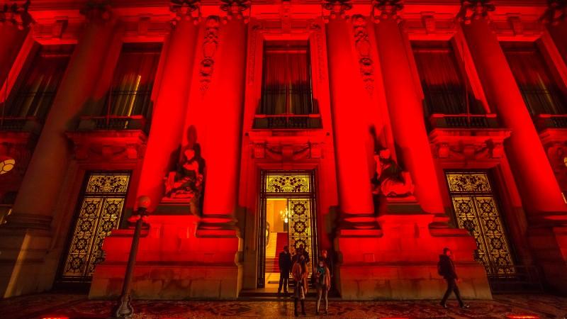 Prédios iluminados no Rio Grande do Sul destacam a importância da doação de sangue
