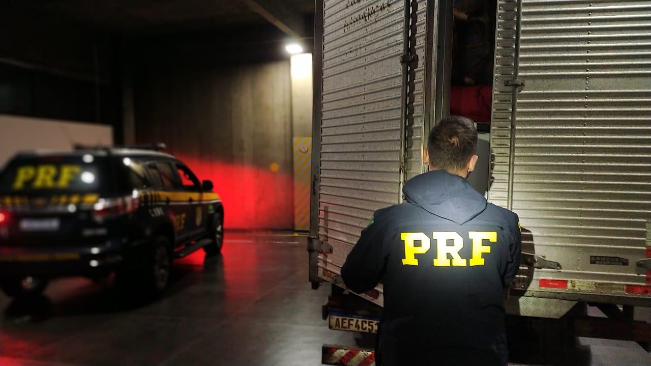 PRF apreende carga de vinhos avaliados em 1 milhão de reais em Bento