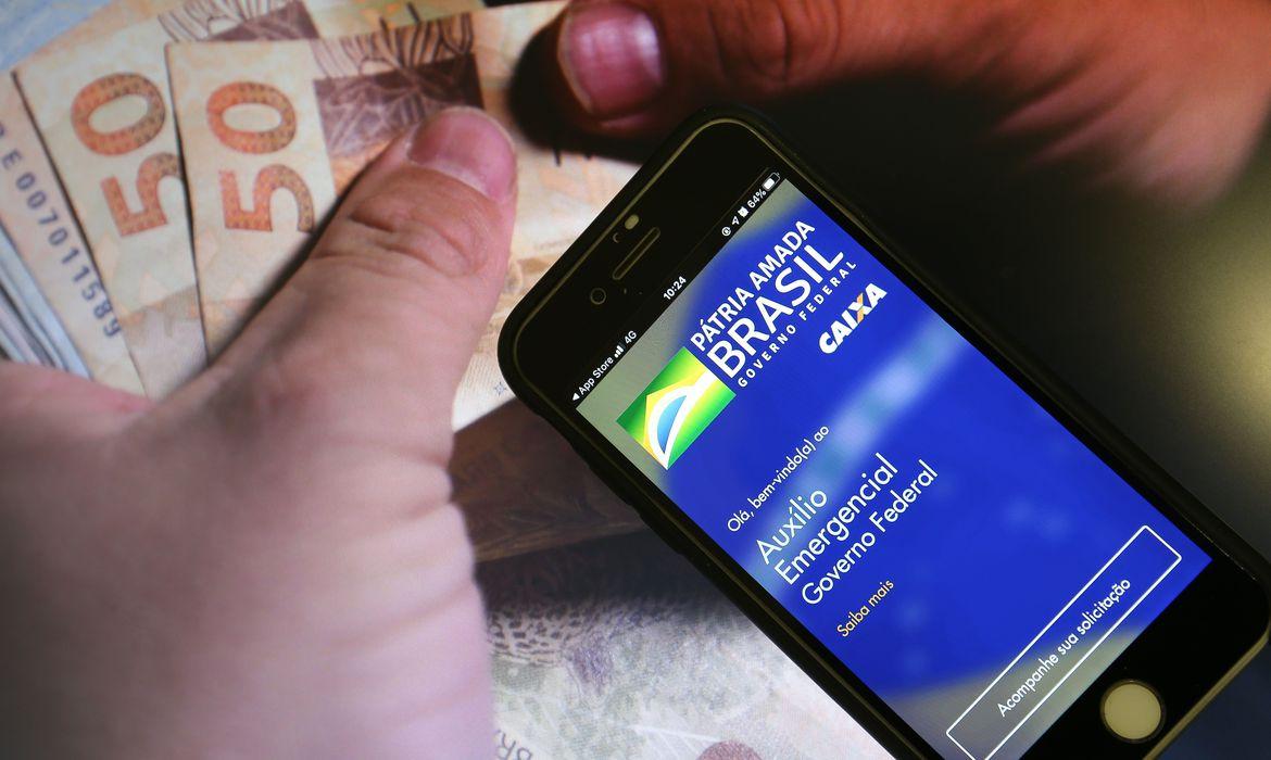 Trabalhadores nascidos em novembro podem sacar o auxílio emergencial