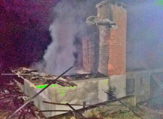 Casa é completamente destruída pelo fogo em Garibaldi