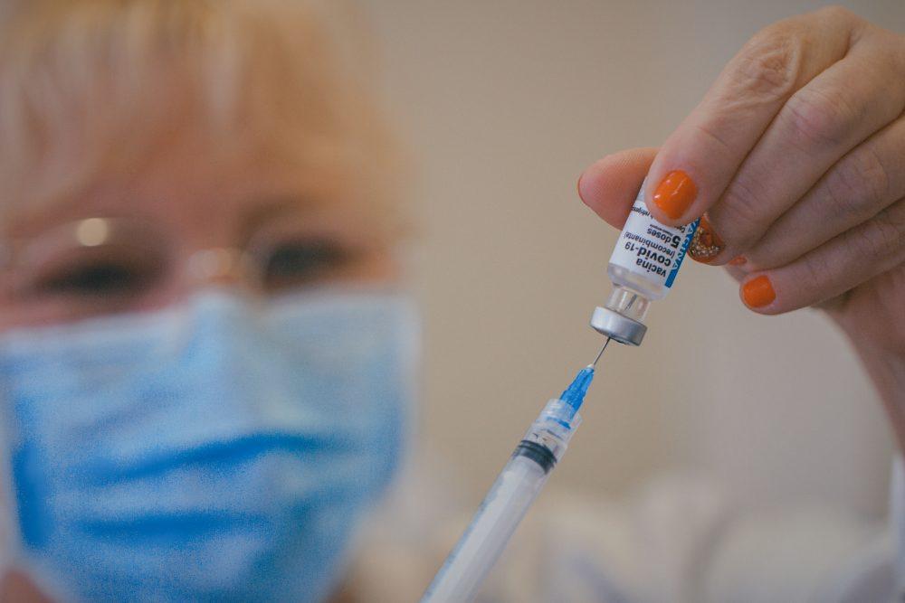 Com a vacinação, mortes e internações de idosos caem 76% no Brasil