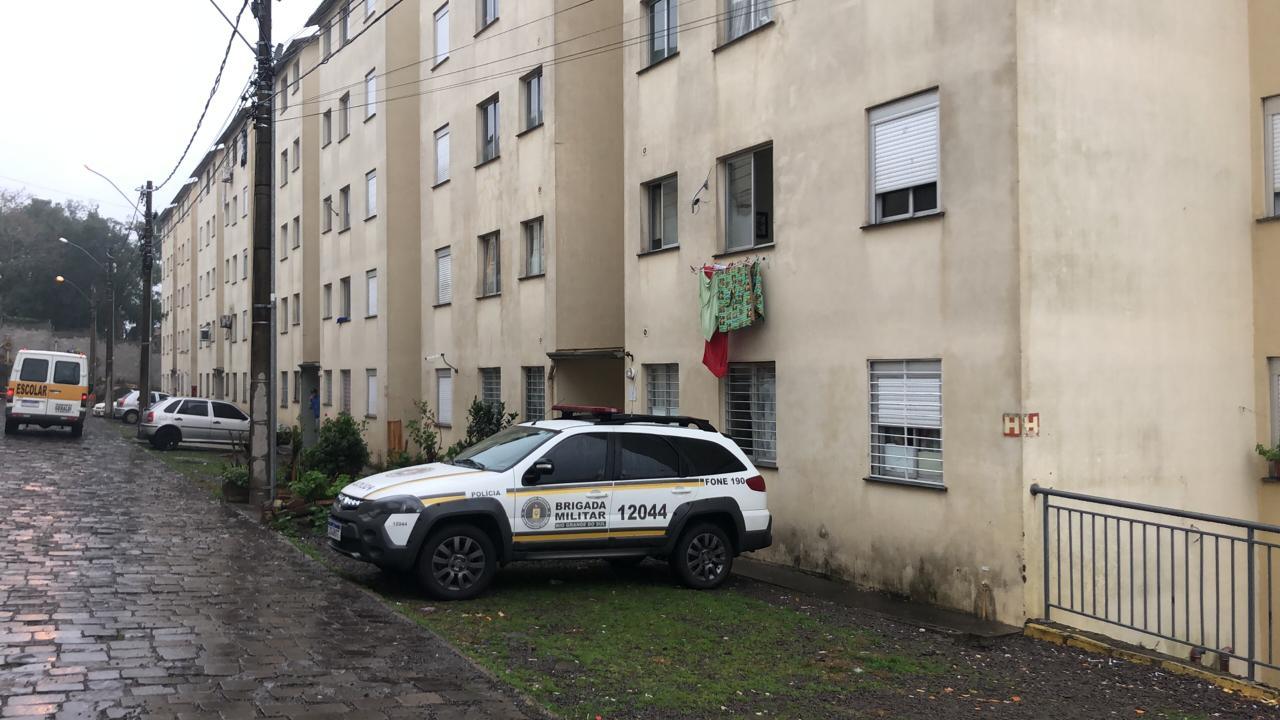 Homem é morto a tiros dentro de apartamento em Bento
