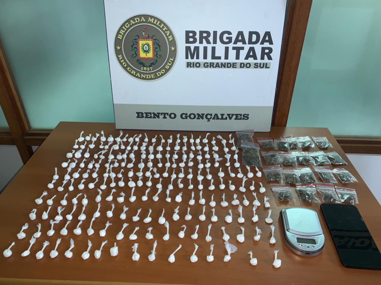 Homem é preso com mais de 200 porções de cocaína em Bento