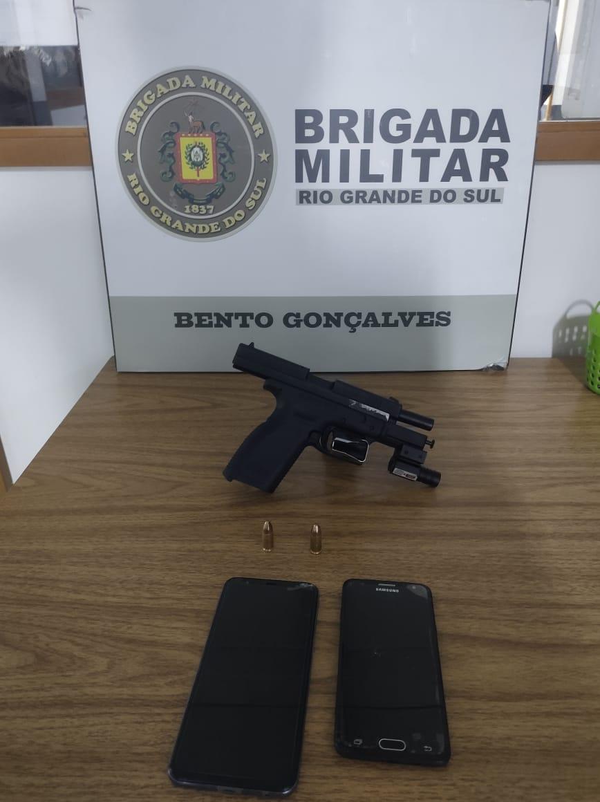 Homem é preso pela BM por porte ilegal de arma em Bento