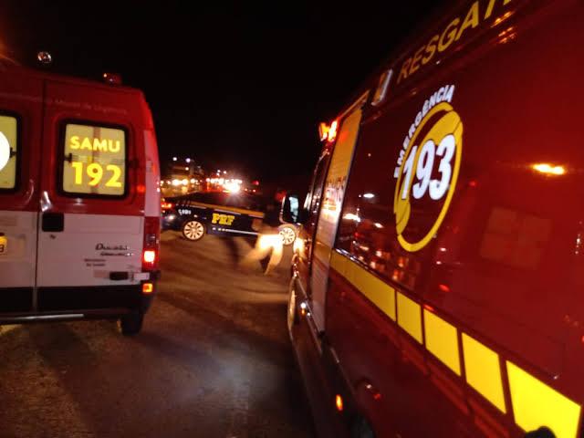 Homem morre em acidente entre carro e moto na BR-470, em Bento