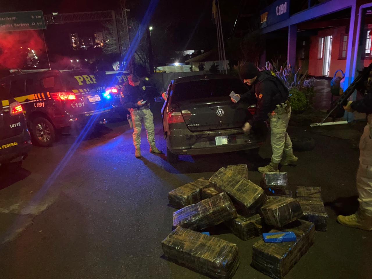 PRF prende quatro traficantes com 230kg de maconha em Bento