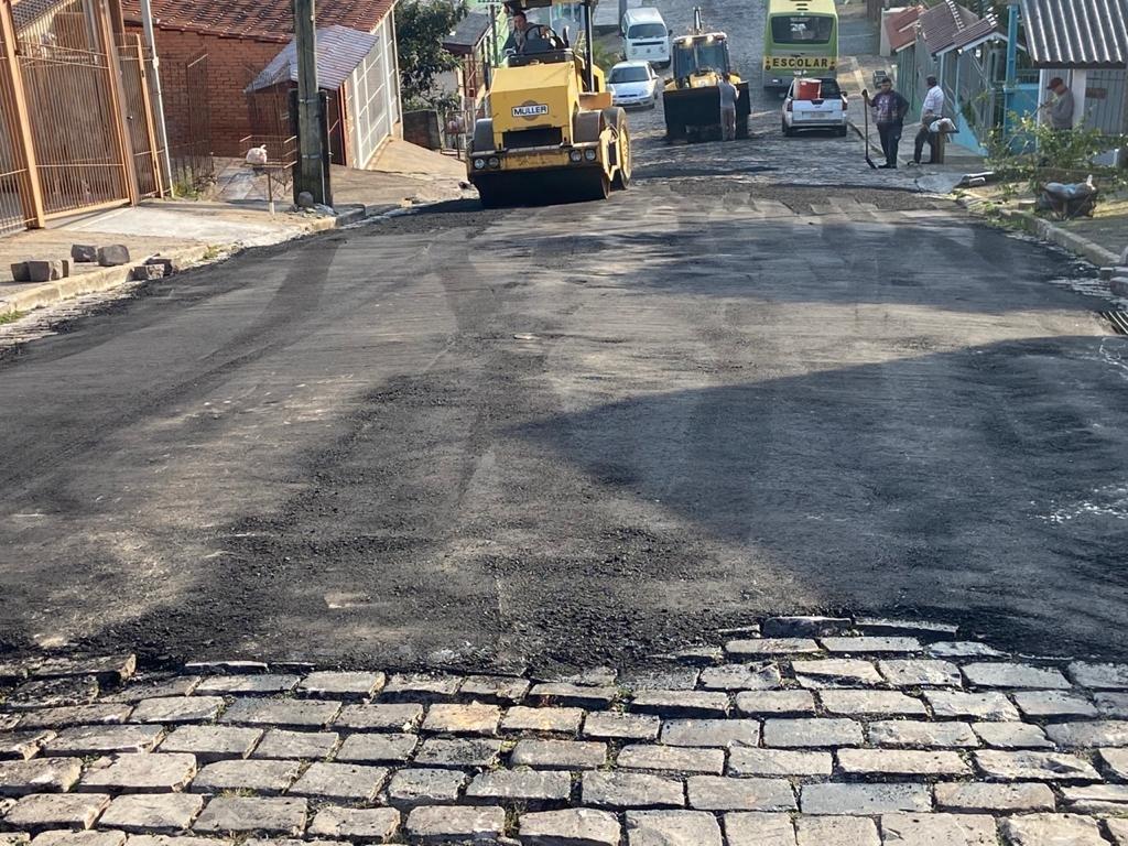 Trechos de ruas íngremes recebem reperfilagem asfáltica em Bento