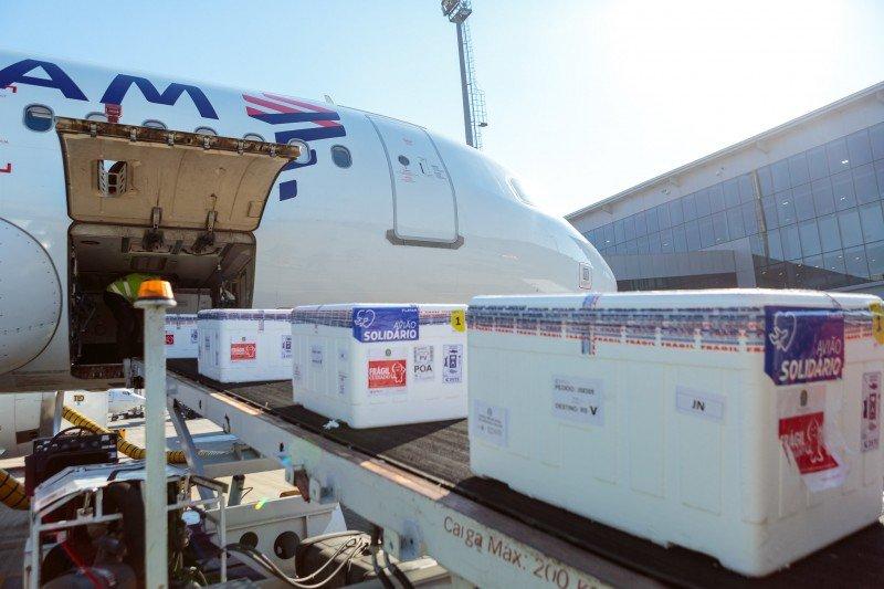 Vacinas da Janssen chegam ao RS e serão distribuídas aos municípios nesta segunda