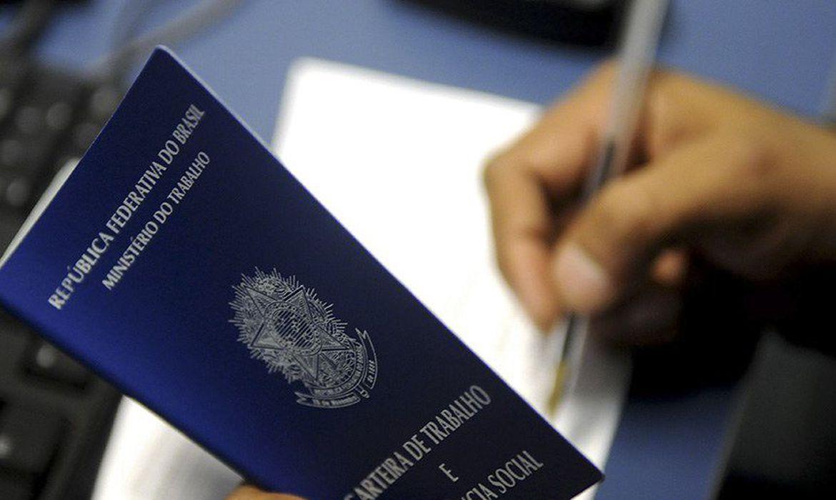 Brasil cria vagas formais em todos setores e regiões no primeiro semestre