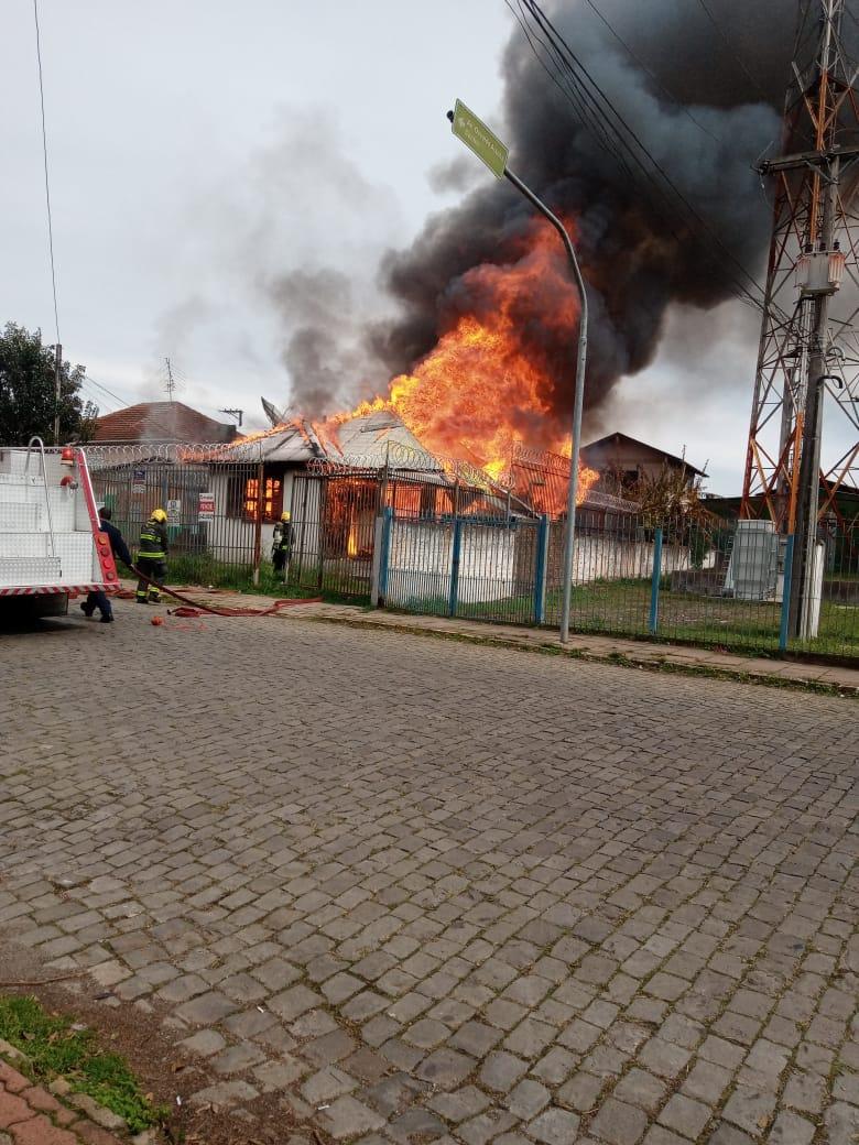 Casa é totalmente destruída pelas chamas no bairro Juventude, em Bento