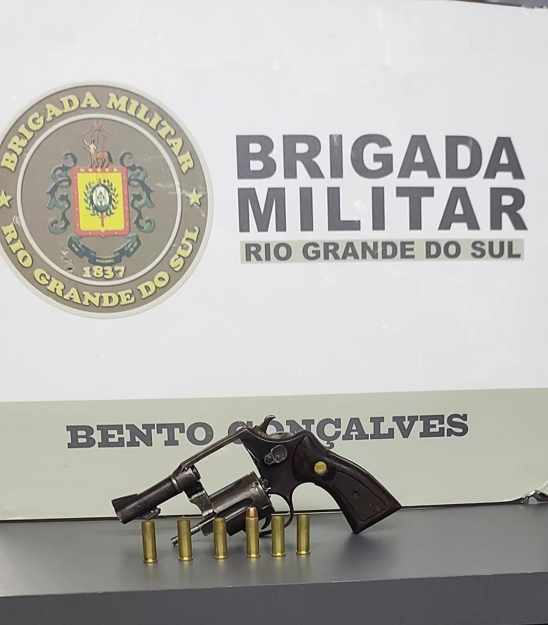 Homem em prisão domiciliar é preso na rua com arma de fogo em Bento
