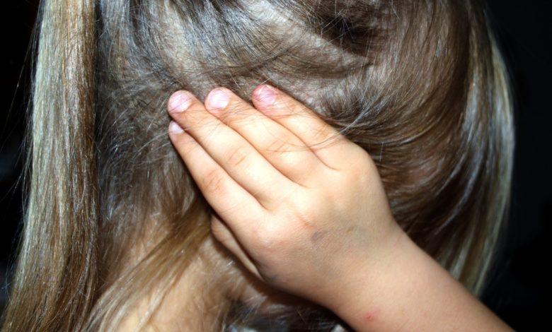 Mãe joga criança de três anos de escada em Bento