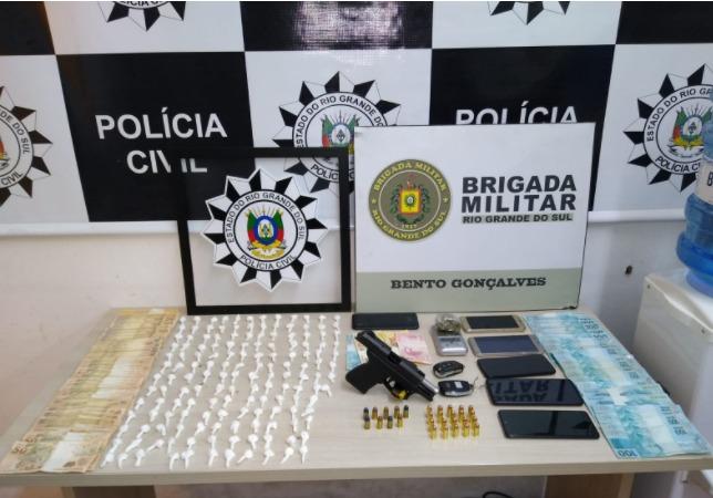 Operação da polícia prende uma mulher e três homens em Bento