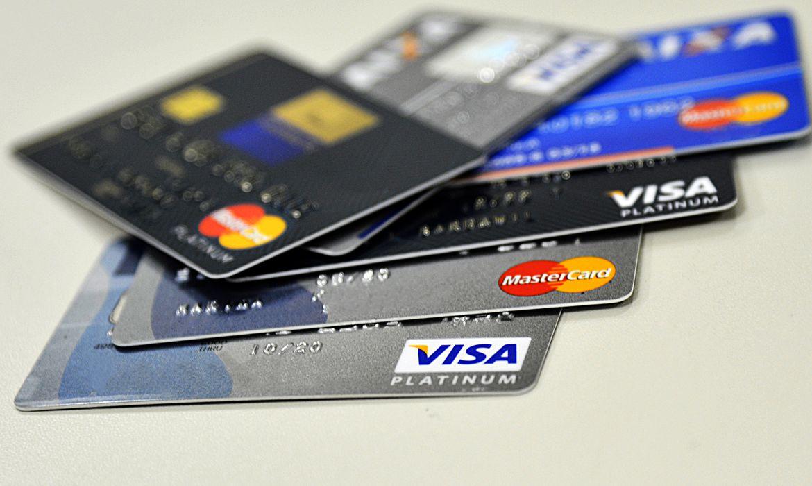 Pagamentos com cartões crescem 52% no segundo trimestre deste ano no País