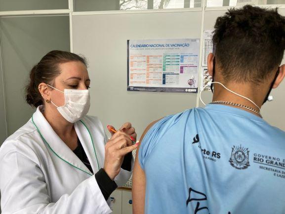 Adolescentes de 16 anos serão vacinados nesta semana em Bento