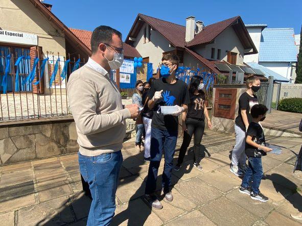 EMEFE Caminhos do Aprender realiza drive-thru sobre a Conscientização da visibilidade surda