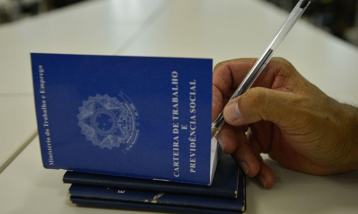 Pedidos de seguro-desemprego voltam a subir em agosto no Brasil