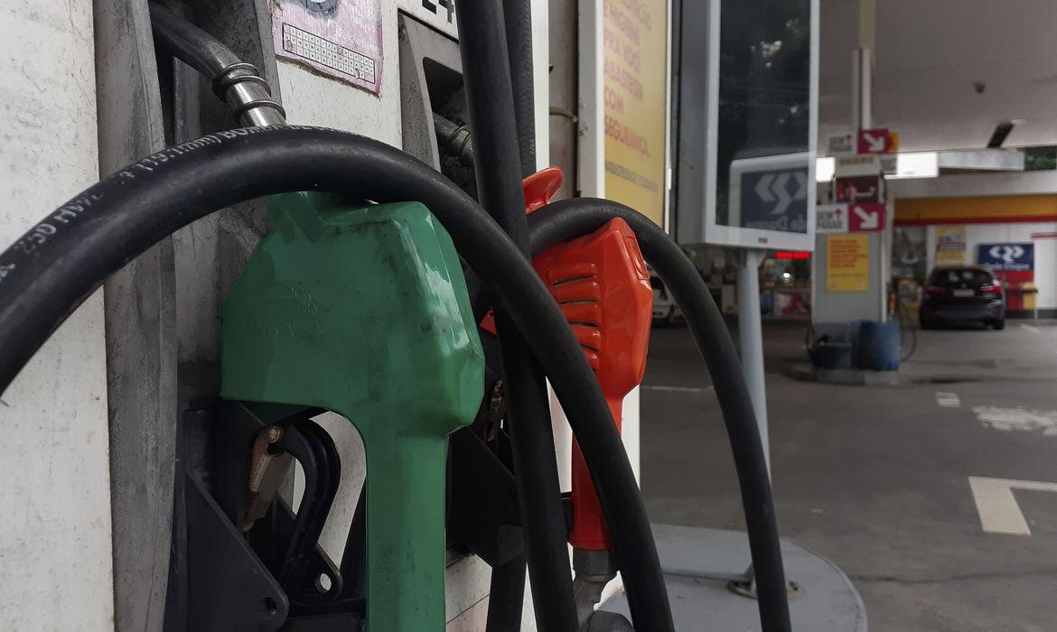 Preço médio da gasolina sobe pela sexta semana seguida nos postos brasileiros