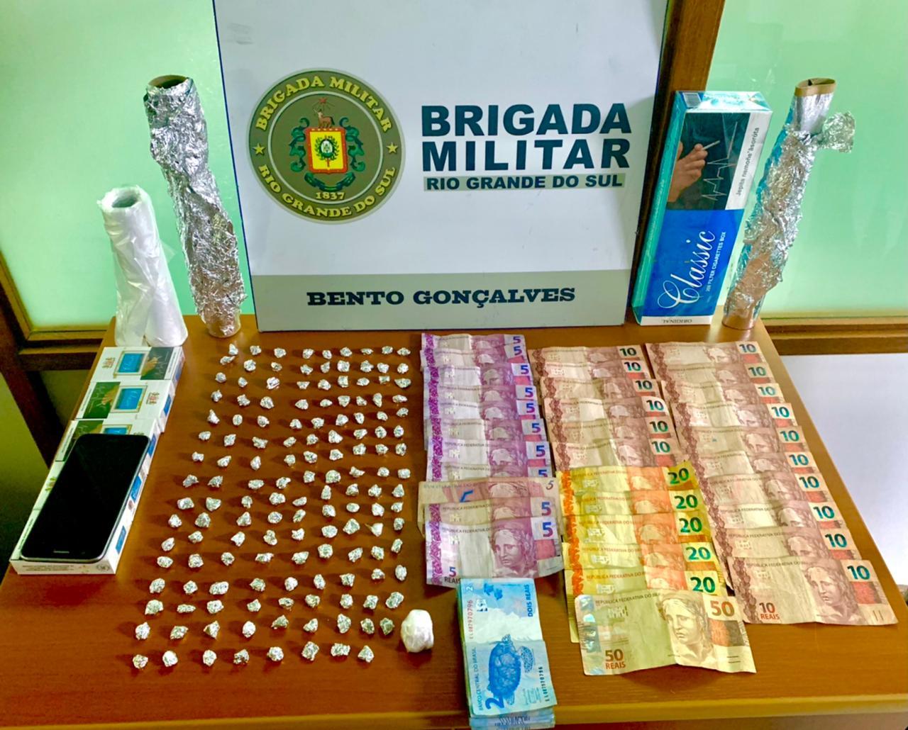 Força Tática prende homem com mais de 140 pedras de crack em Bento