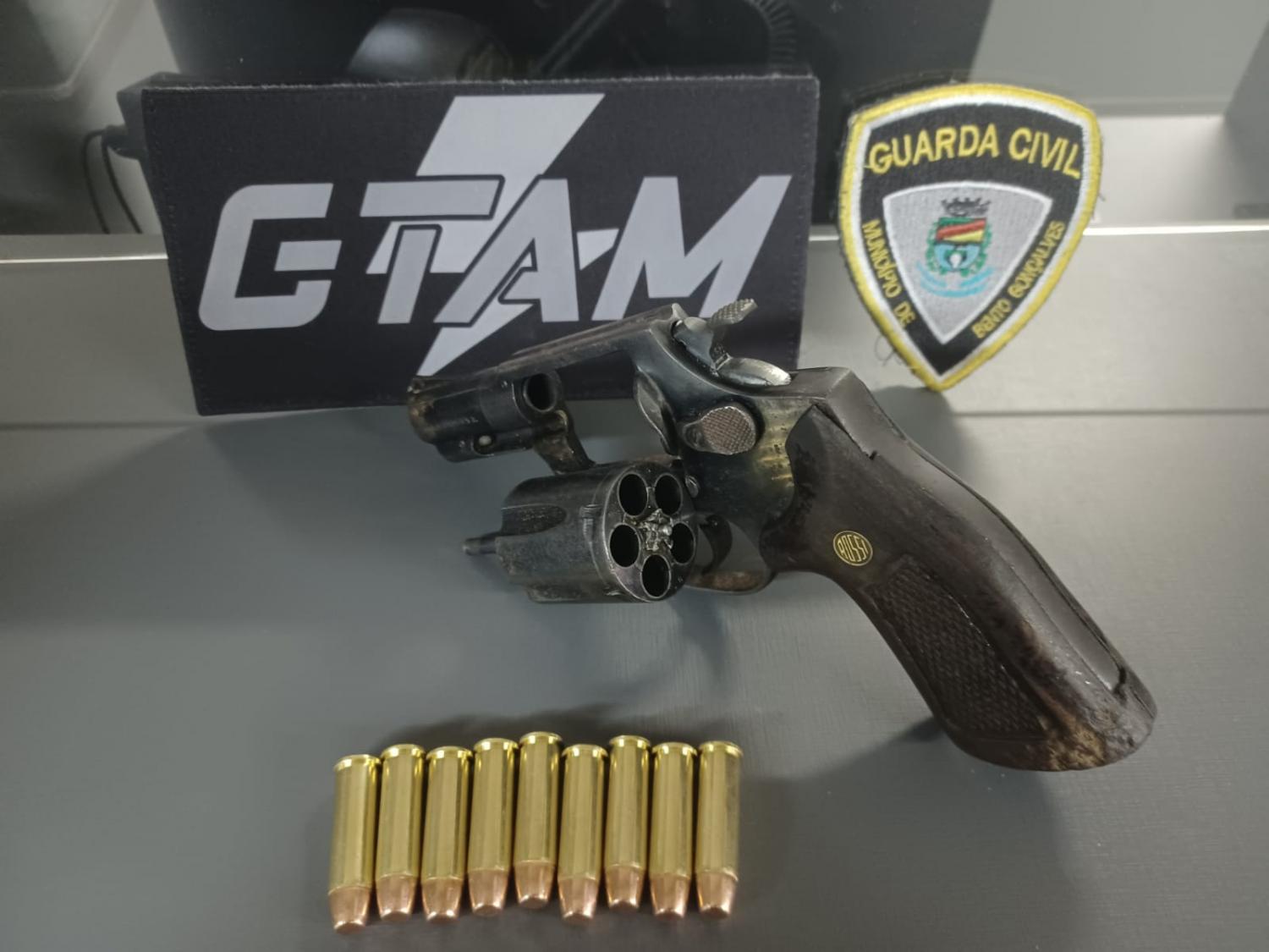 Homem é preso por porte ilegal de arma de fogo pela GCM em Bento