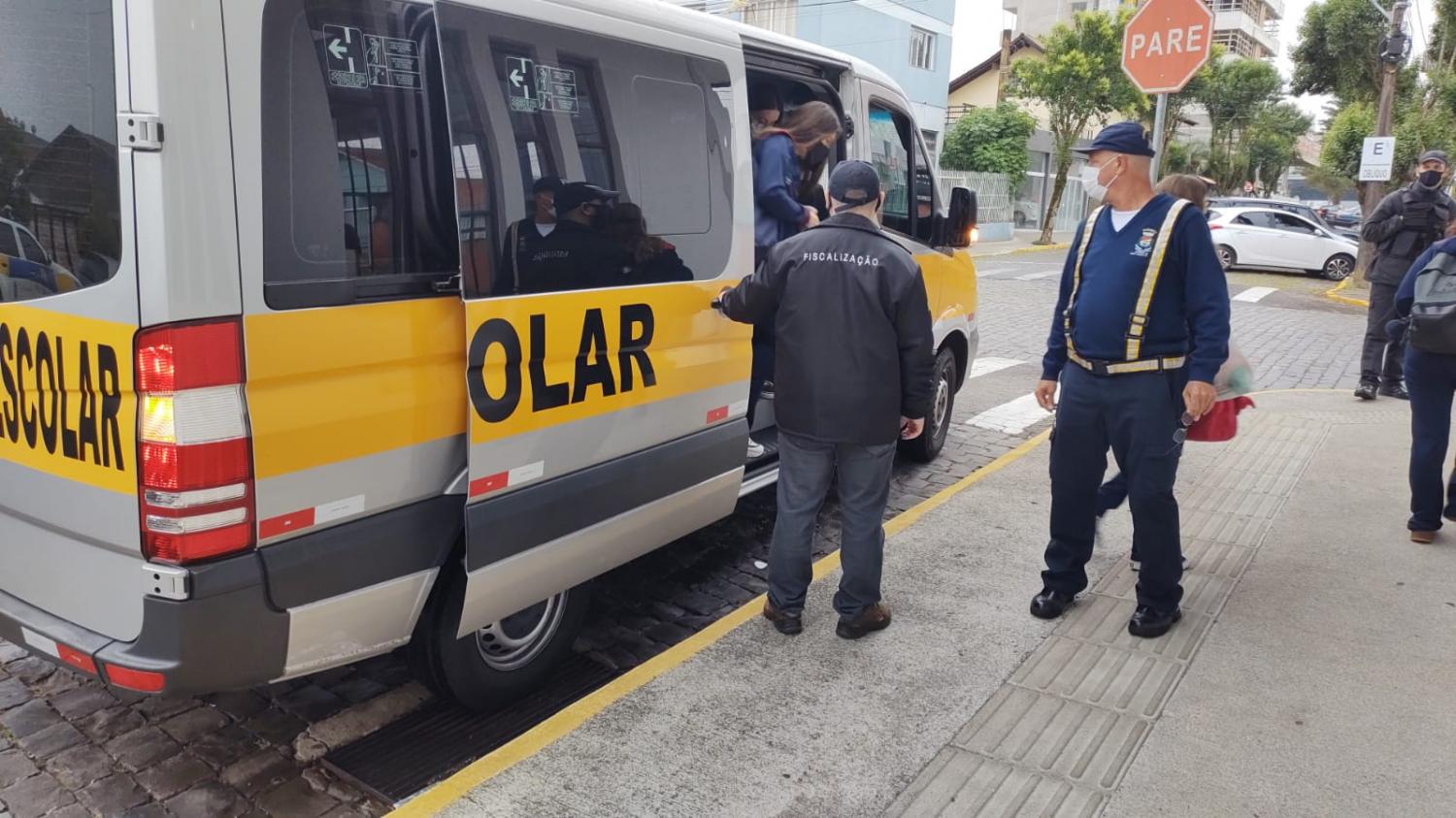 Bento Gonçalves realiza fiscalização de vans escolares