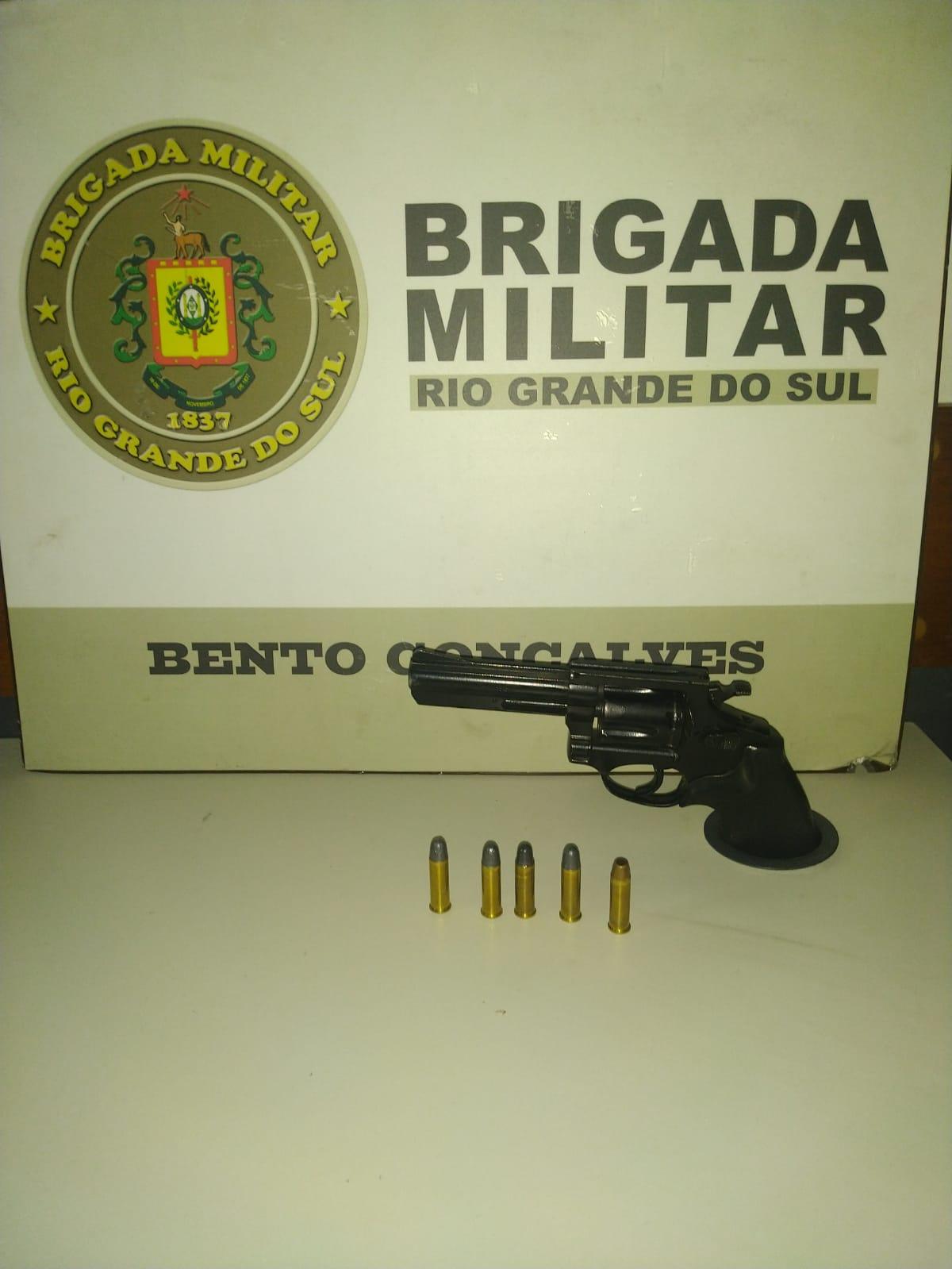 BM prende jovem por porte ilegal de arma de fogo em Bento Gonçalves