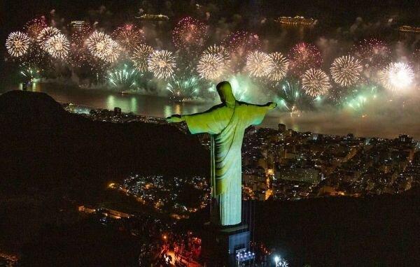 Cidades brasileiras começam a cancelar festas de Ano Novo por causa da nova variante do coronavírus