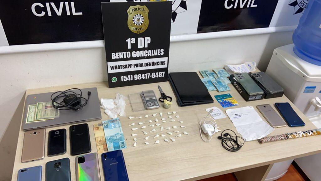 Operação da Polícia Civil apreende mais de R$ 6 mil, drogas, celulares e documentos em Bento
