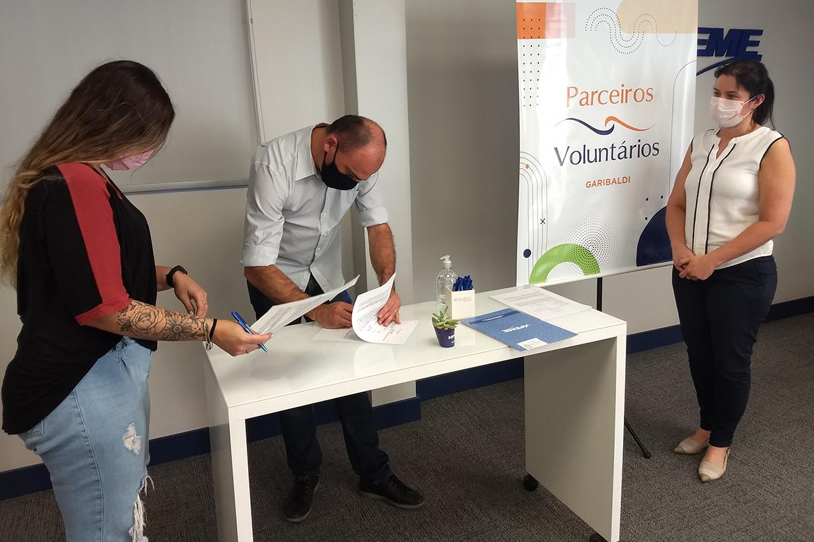 Parceiros Voluntários de Garibaldi assina convênio com sete entidades