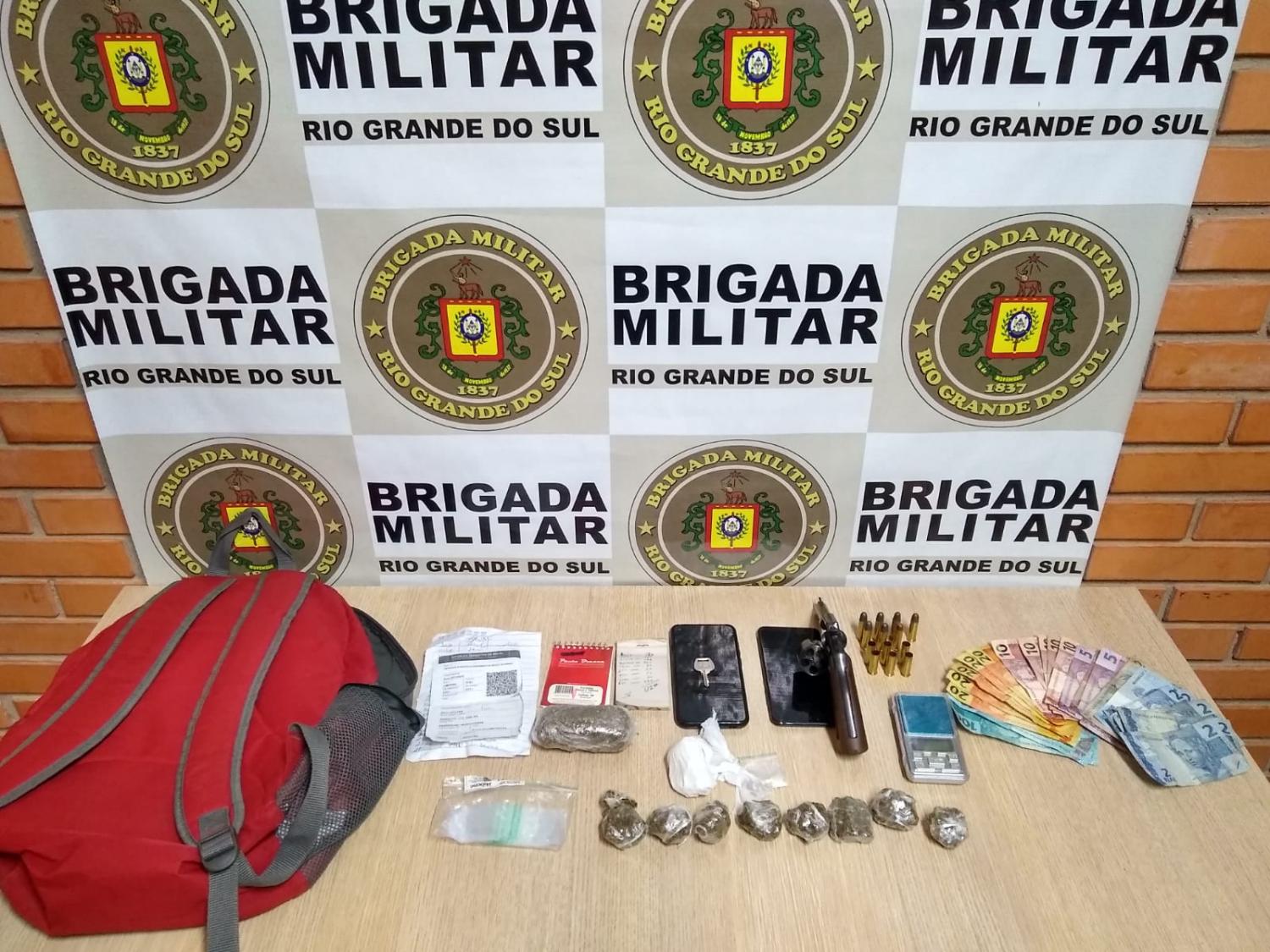 Homem é preso pela BM com drogas e arma em Garibaldi