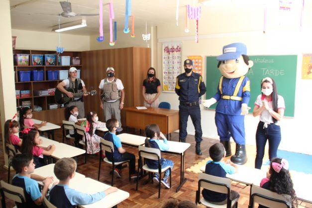 Aproximadamente 12 mil alunos retornam às aulas em Bento