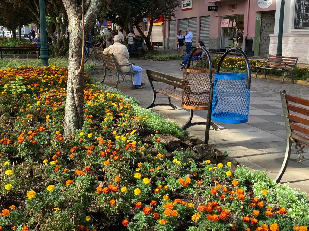 Bento realiza troca de lixeiras em pontos estratégicos