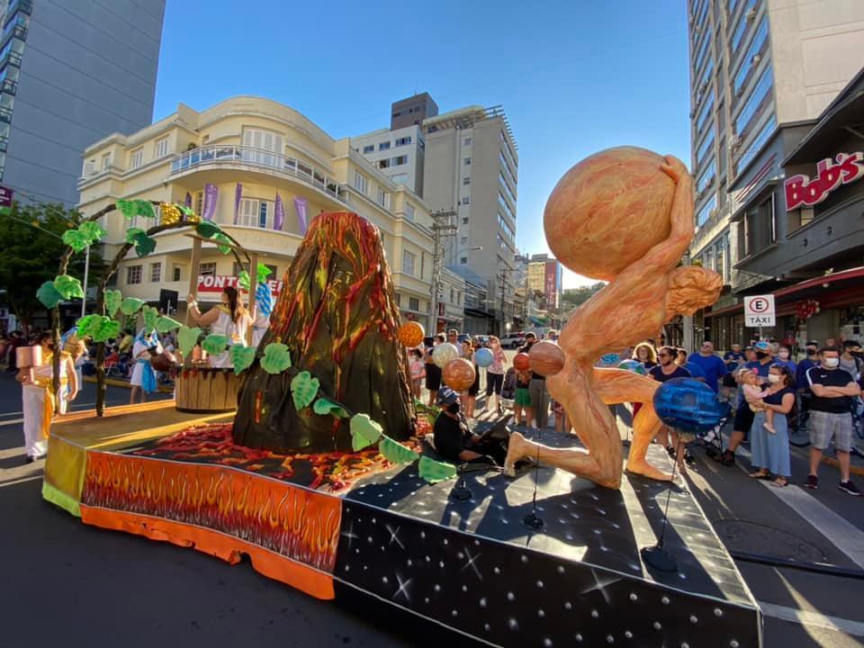 Desfile de carros alegóricos marca a segunda semana do Bento em Vindima