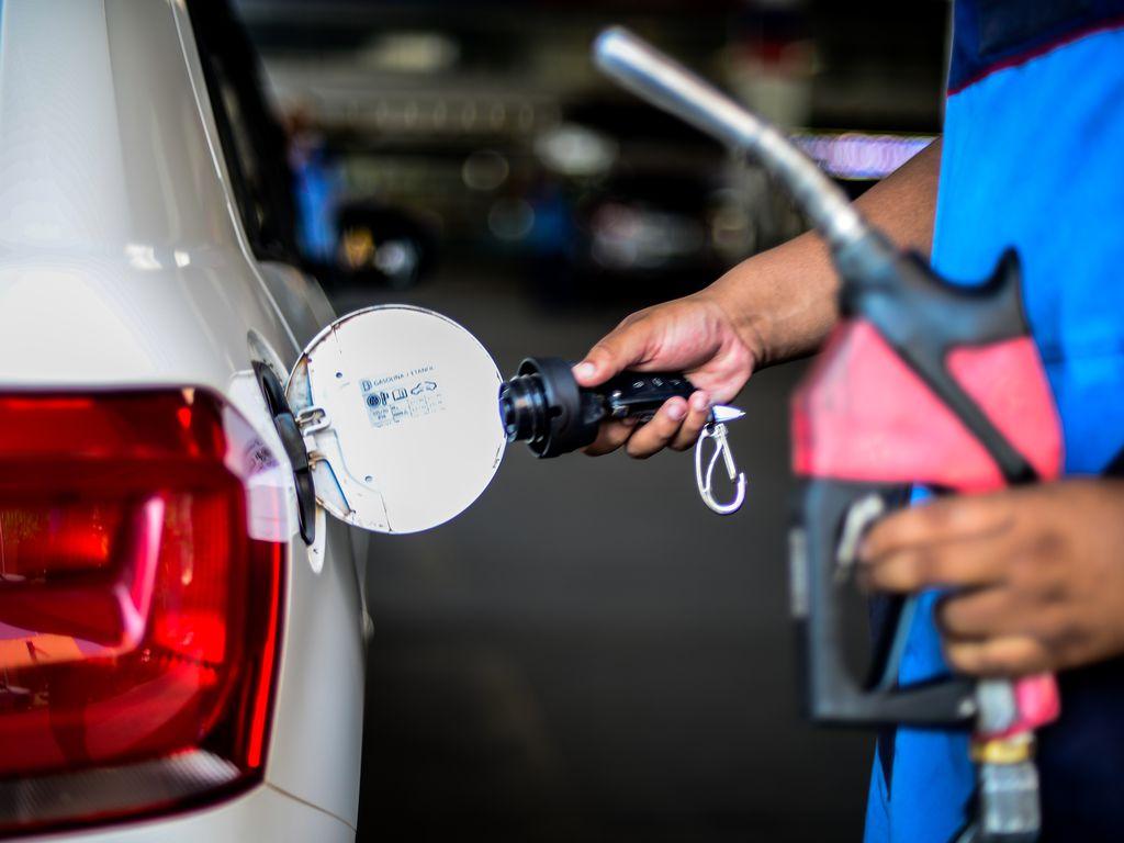Em meio à disparada do petróleo, Petrobras sobe a gasolina em 18,8% e o diesel em 24,9%