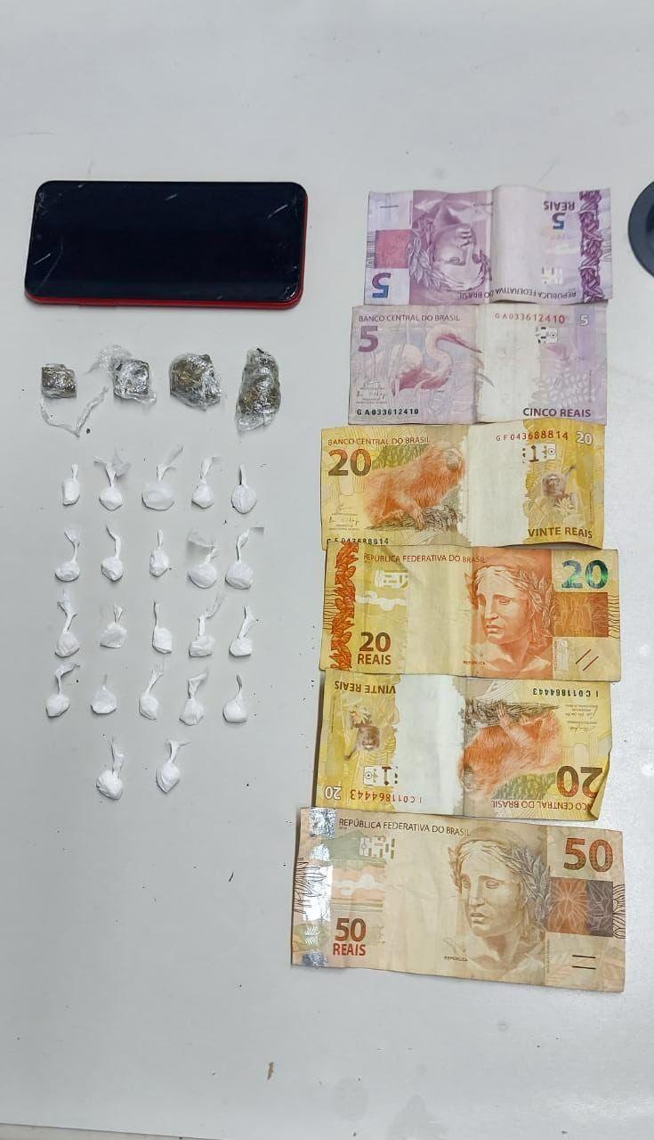 Homem em prisão domiciliar é flagrado praticando o tráfico de drogas em Bento