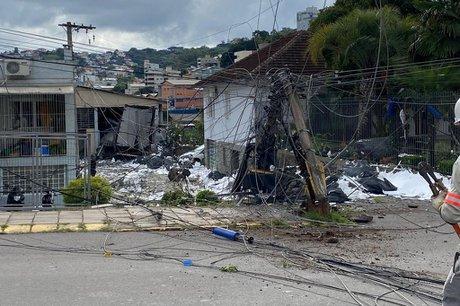 Caminhão desgovernado atinge estrutura de restaurante e deixa três pessoas feridas em Bento Gonçalves