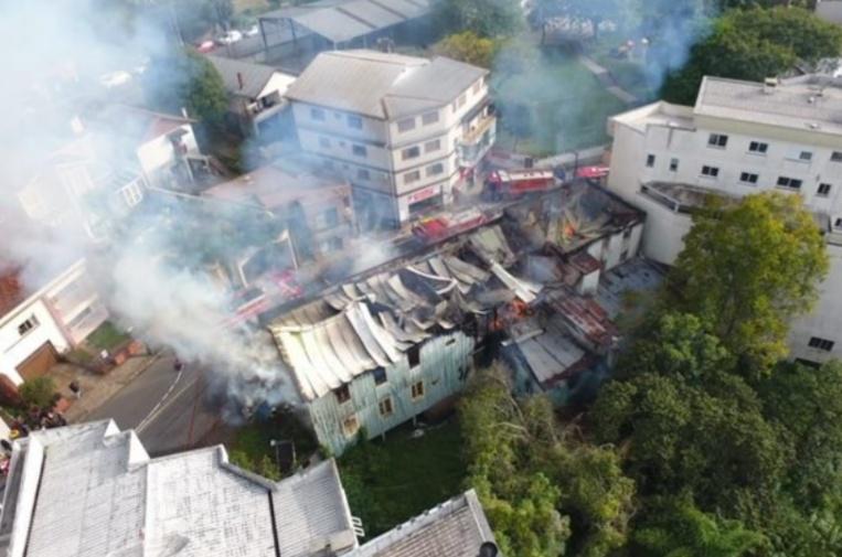 Casarão pega fogo no Centro de Garibaldi