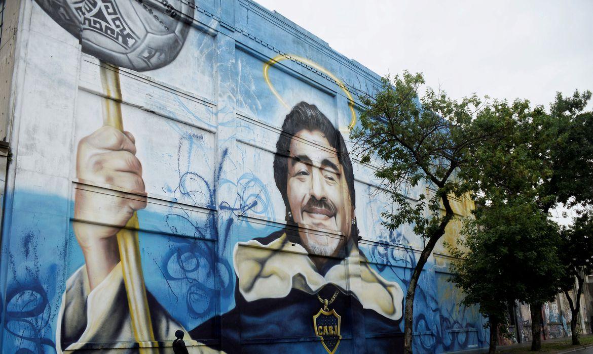Camisa usada por Maradona em gols antológicos é arrematada em leilão por 44 milhões de reais